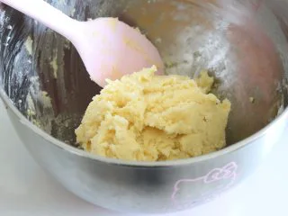 醇香酥脆的曲奇饼干(曲奇枪版),冬日温暖小零食,用刮刀,切拌和压拌的方式,让面粉黄油融合。拌到无干粉,且成团的状态。