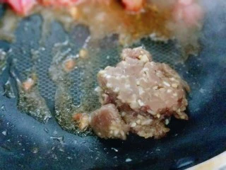 番茄肉酱意大利面＋虾仁＋烤肠,炒腌制好肉糜，按自己口味腌制肉糜。(肉糜是我做肉肠剩下的)