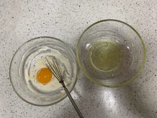 火龙果渐变蛋糕(宝宝辅食),取一个鸡蛋,蛋清蛋黄分离,蛋黄放入面糊里,蛋清放入另外一个无水无油的碗里