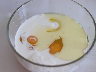 巧克力毛巾卷,除了面粉可可粉外的所有食材放到一个容器中。