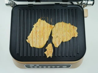 #东菱牛排机测评#爱是几分熟，我只要五分就好,接通电源，选择猪扒菜单，按启动键，此时牛排机进入了预热状态。直到全熟之后，bibi声响起，此时取出猪扒。 