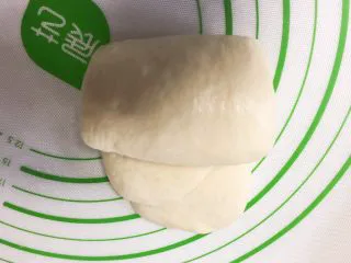 烫种牛奶吐司,重复上一个动作擀卷。