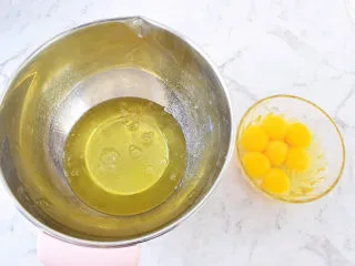 日式棉花蛋糕,鸡蛋是这样分法的:6个蛋清,6个蛋黄和一个全蛋,这样分别分好备用