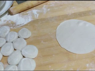 芙蓉鳕鱼锅贴,用的面团是前一晚剩下的,揉几下后搓成长条,切成饺子大小的剂子,擀成比饺子皮还要薄皮。