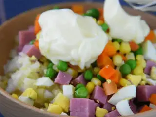 深夜食堂大叔的做法，真的超好吃,放入适量的色拉拌匀。