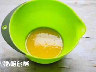 数字生日蛋糕,分开蛋清、蛋黄至2个无油无水的干净容器中,蛋黄中加入玉米油搅拌均匀。