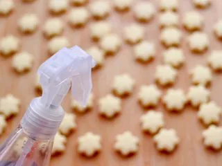 奶香小花朵馒头,把压好的小花朵面胚上，喷洒少许清水。