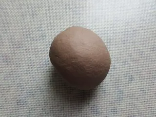 天然酵种割口欧包,揉匀备用。