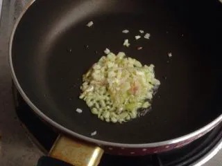 磷虾番茄意大利面,加入葱蒜茸炒香