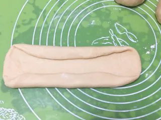 超软拉丝吐司【一次发酵】,擀成长方形，两边折叠。