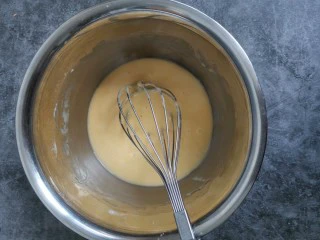 千层福袋蛋糕,筛入粉类，拌匀