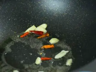 又香又嫩，这对西餐的CP用中式做法来处理也很好吃,热锅冷油，炒香蒜片和干辣椒。