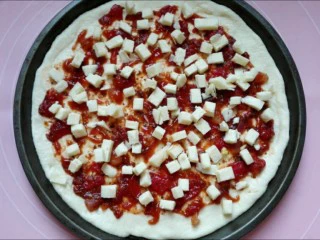 馅料足足的超级至尊匹萨,撒一层马苏里拉奶酪碎