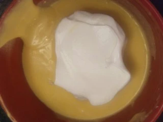 柔软到出乎意料-奶酪蛋糕卷,先挖一勺蛋白糊慢慢拌入分三次加入