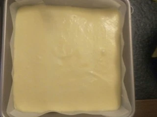 柔软到出乎意料-奶酪蛋糕卷,刮刀慢慢抹平震出大气泡