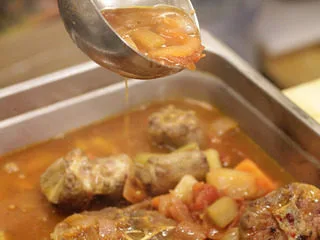 番茄红酒烩牛尾,汤汁必须盖末牛尾，然后用盐和胡椒调味