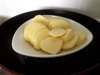 土豆爆浆芝士,放入蒸锅,蒸熟取出。不知道是否熟,就拿着筷子戳一戳,能轻松戳透,说明完全熟好了。