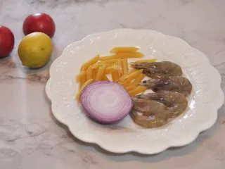 蕃茄意大利直筒面,准备好材料，虾提前开背去虾线