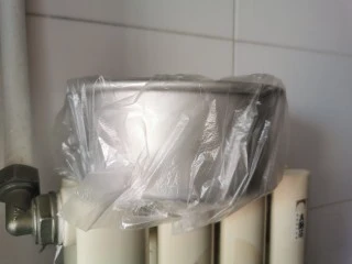 红糖发糕的家常做法（1个蛋）,重点来啦！这里介绍三种发酵方法 1) 冷藏发酵，前一天晚上放在冰箱里，冷藏发酵一夜，第二天早晨直接蒸熟，可以吃到热热乎乎的发糕做早点。 2) 常温发酵，放在室温发酵，大概四个小时左右，看一下发酵状态，液面到达塑料袋顶端即可。 3) 升温发酵，可以放在有发酵功能的烤箱里面，或者直接放在暖气上面发酵，大概两个小时就可以了。