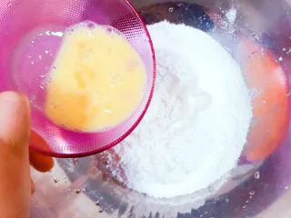 马卡龙色 高颜值汤饺系列@@ 猪肉大葱馅●麦穗饺,取2个鸡蛋打散