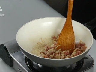 西餐中做的天津名菜，黑蒜子牛肉粒,倒入牛肉