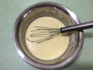 芒果千层蛋糕,搅拌均匀.
