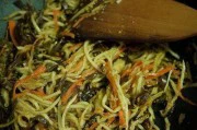鲜美鱼饺羹汤佐香菜(用新鲜鱼肉制作,味道独特的饺子汤配以清爽香菜,健康美味!)