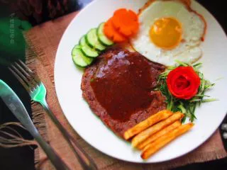 黑胡椒牛排，自制简单西餐,不要买腌制过的牛排。好肉不需要腌制，尤其是超市刷了一层又一层黑椒汁的那种，其实是吃不出肉的好坏，只能吃个调料的味道。