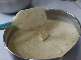 红茶柠檬戚风,10. 刮刀翻拌均匀没有蛋白块。 