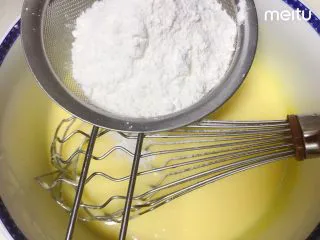 0黄油酸甜香橙磅蛋糕,筛入一半的低粉,即先筛90g,混合均匀