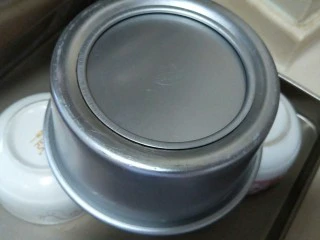 简易6寸戚风蛋糕(2蛋),蛋糕出炉后上几下倒扣,晾凉后可以脱模了。