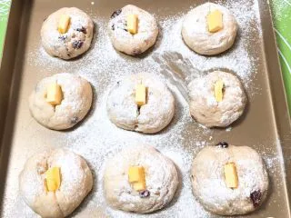 蔓越梅黄油面包,发酵完成后表面筛入面粉，用锋利的刀划一刀，刀口处放入黄油。