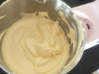 贺寿双层蛋糕(10＋6寸),加入蛋黄后继续打30秒提起花纹不会马上消失。