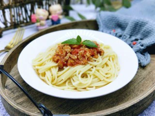 番茄肉酱意大利面＋虾仁＋烤肠,近看特别美味，吃的时候搅拌均匀即可。