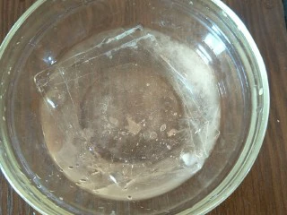 抹茶奶酪慕斯核桃布朗尼（8寸）,15克只吉利丁片，冰水泡软后＋50g热牛奶中溶化。