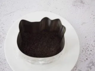 4寸KT猫抹茶慕斯蛋糕,再倒入学厨的Kt猫慕斯模具中压实,放入冰箱冷藏备用