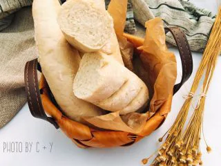 当主食一次可以吃三个的法棍面包,我是趁热切的,图片上看上去不够细腻,不过内部组织真的是我做过这么多面包以来最细腻的,麦香味儿比较浓郁,入口微咸,吃起来一点都不会觉得腻,当主食我一次可以吃三大个……