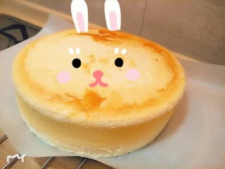 简单版轻乳酪蛋糕(8寸),脱模我撕油纸慢了因为很柔软什么蛋糕皮粘掉了加个贴纸盖下，大家不要学我趁热撕掉就好了。在冰箱冷藏一夜就可以吃了( •̀∀•́ )