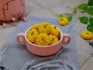 香酥仿真南瓜小饼干,宝贝很喜欢,一口一个好吃停不下来。