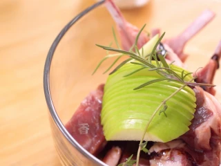 意式香煎羊排,加青苹果和迷迭香、百里香,搅拌均匀