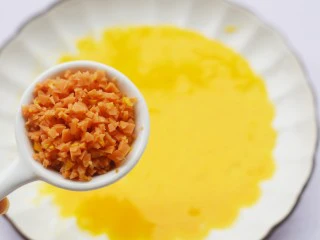 肉松芝士吐司卷,加入火腿。