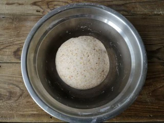 至尊牛肉小披萨,揉成光滑面团,盖保鲜膜醒发(大约1小时)。