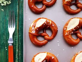 危险与美味并存一一德国碱水包,油亮亮的红棕色是它的特色