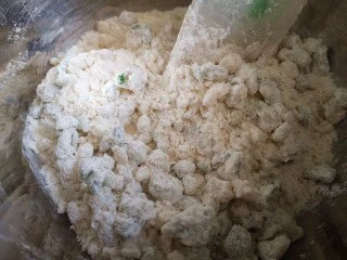 香葱苏打饼干,用刮刀先混合，如图