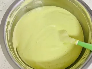 古早蛋糕（青汁）,再次翻版均匀。