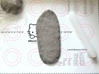 黑芝麻吐司(一次发酵）,分别擀成牛舌状。