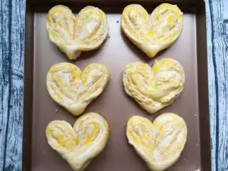 爱心椰蓉面包,发酵好刷上蛋黄液