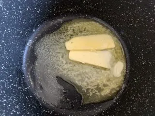 超级拉丝牛轧饼干,黄油放到不粘锅内小火融化。