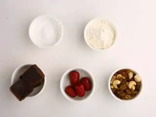 中式点心红糖夹心馒头,准备好食材,此处要提醒红糖要选择块状的,纯手工老红糖,味道才够醇哦,一般的糖粉口感并不好。