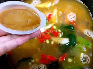 冬阴功海鲜汤or火锅,加入一块浓汤宝小火慢慢熬煮到沸腾